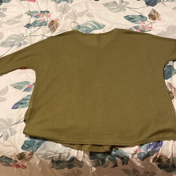 Sweet Jolie Boutique - olive green tie front top size L - Picture 5 of 6